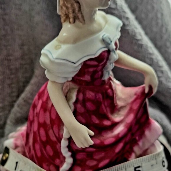 Gorgeous Royal Dulton sweet 16 figurine - Picture 8 of 10